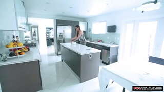 Tits ndogo stepmom wapishi na mavazi yake anapata chafu.Yeye anachukua ni mbali na safi na stepson anapata boner.Yeye anatoa yake handjob na bj na ni fucked