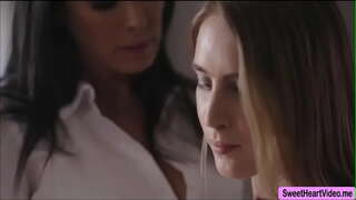 Cadence Lux huet endlech Sex mat MILF Reagan Guill &#039;s nasser Muschi