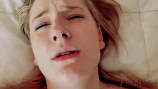 ���ગલું પુત્ર તેને વાહિયાત કરવા અને તેના ગધેડાના ટ્રેલરમાં બૂમ પાડવા માટે મમ્મી મેળવે છે