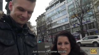 HUNT4K.Wawindaji hupata tamaa ya uasherati Jocelyne Z kwenye Václav ya mraba katika Prague