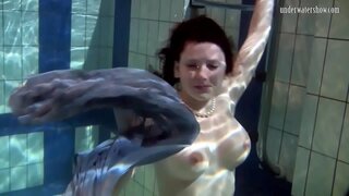 ���ੋਹਣੀ ਕੁੜੀ ਤੈਰਾਕੀ Katka ਟੁਕੜੇ ਵਿੱਚ ਥੱਲੇ ਸਵਿਮਿੰਗ ਪੂਲ