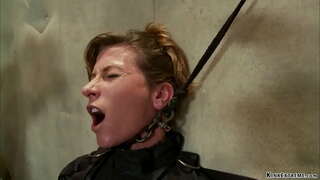 Strapped brunette MILF slave Ariel X gepinnt auf leuchtenden Tisch gefesselt bekommt anal gefickt mit dem dildo auf einem Stab in den Händen der master Orlando